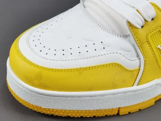 Louis Vuitton LV Trainer Amarillo Blanco Suela Media Capa Monograma Embossed Cuero Zapatillas Lifestyle 9