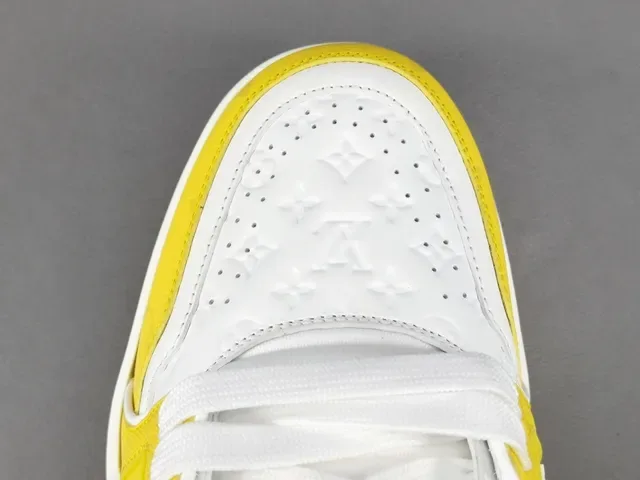 Louis Vuitton LV Trainer Amarillo Blanco Suela Media Capa Monograma Embossed Cuero Zapatillas Lifestyle 10