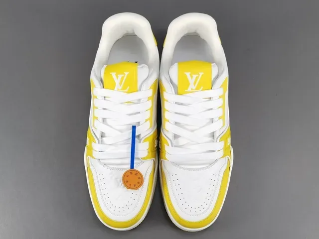 Louis Vuitton LV Trainer Amarillo Blanco Suela Media Capa Monograma Embossed Cuero Zapatillas Lifestyle 16