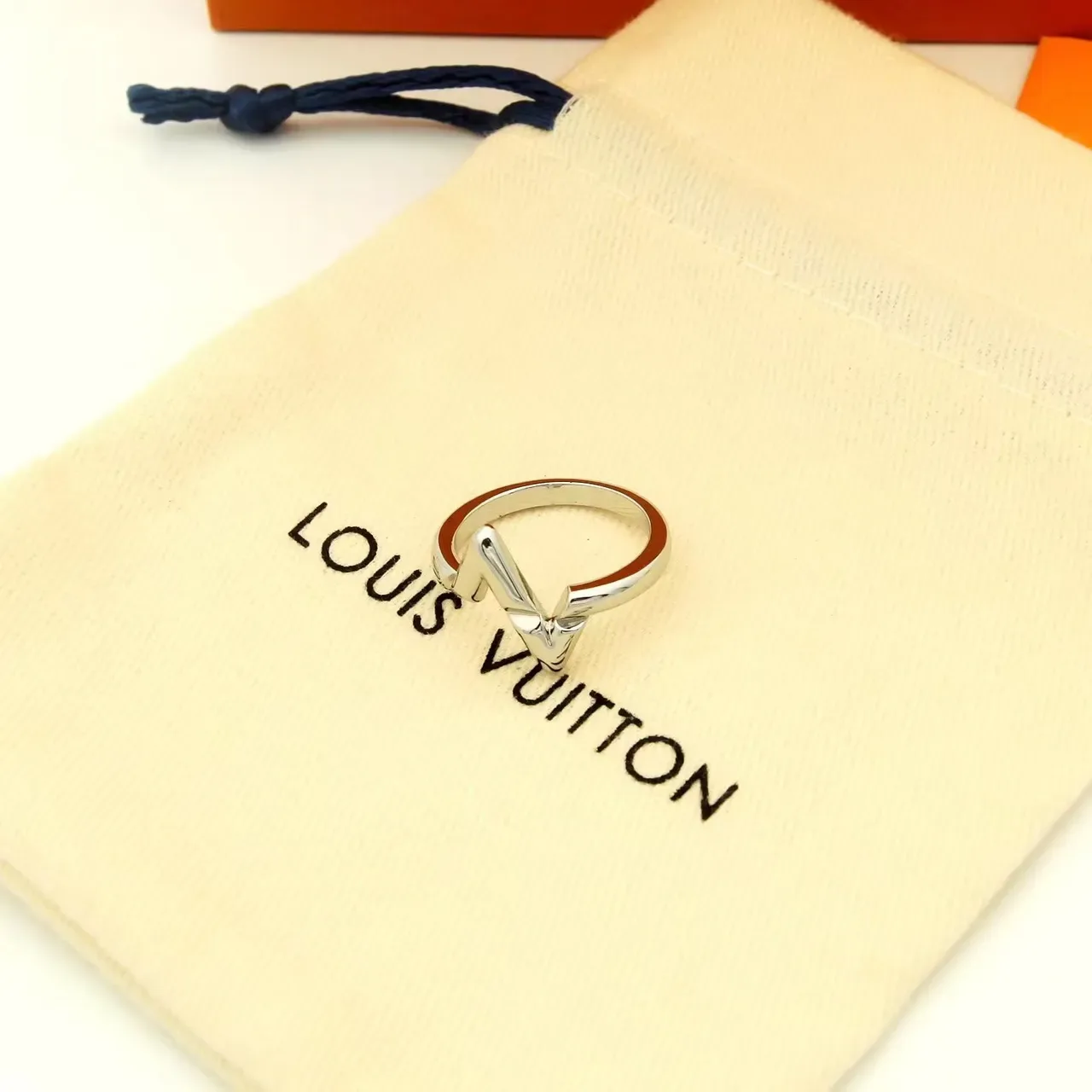Louis Vuitton LV Volt À l'Envers Bague en Or 18K 4
