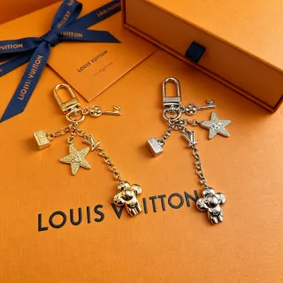 Louis Vuitton सلسलة المفاتيح والسوارة بتعويذ معدني