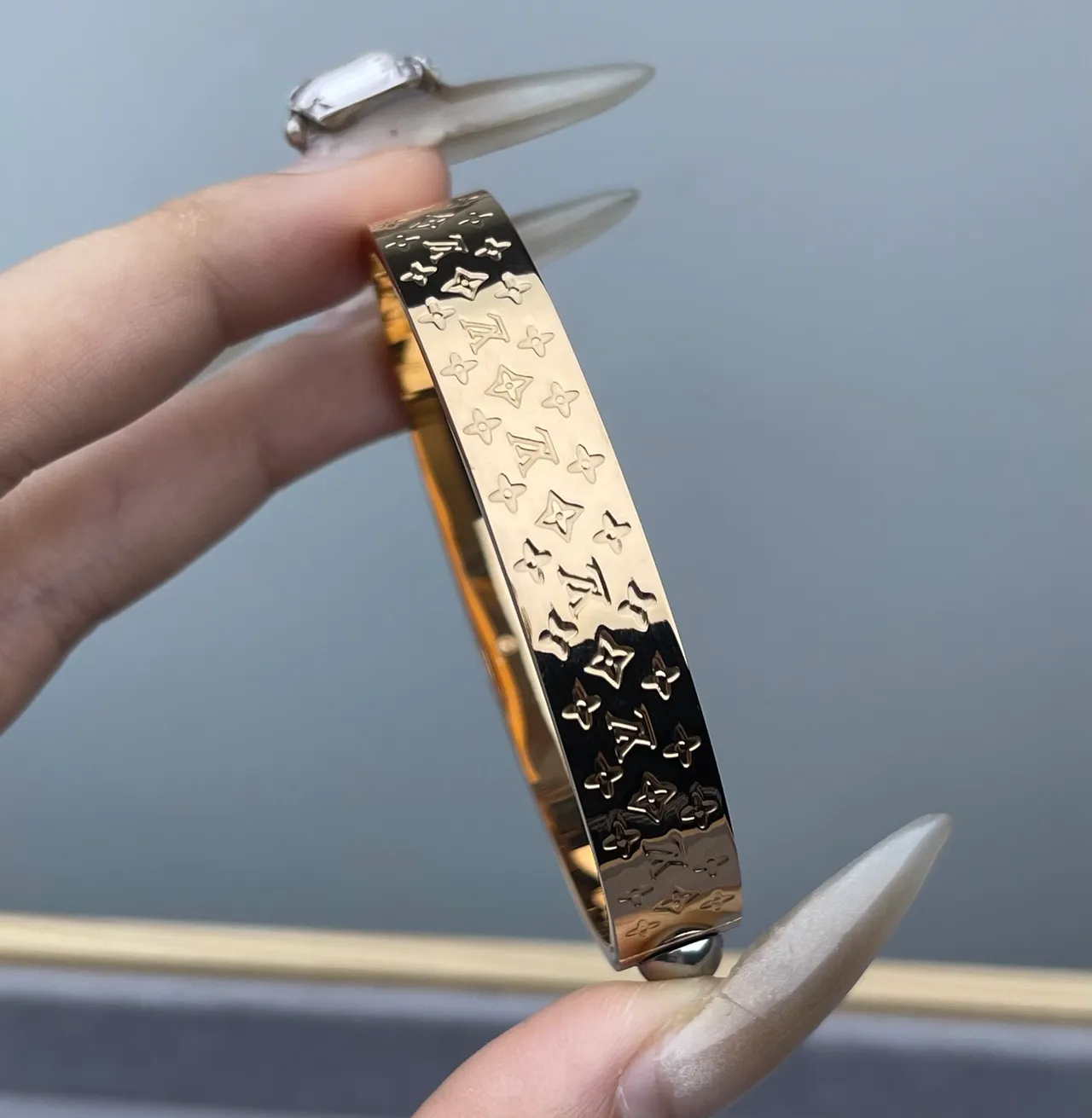 Louis Vuitton Monogram Bracelet Doré en Relief 2