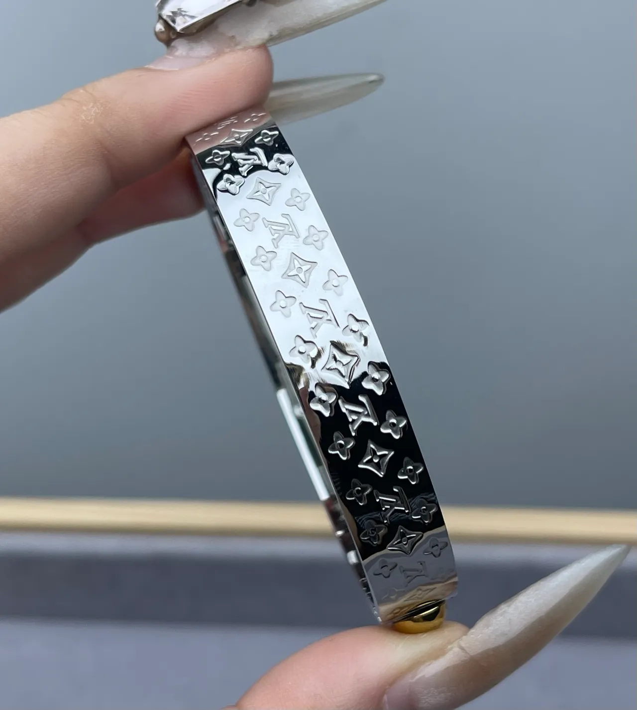 Louis Vuitton Monogram Bracelet Doré en Relief 3
