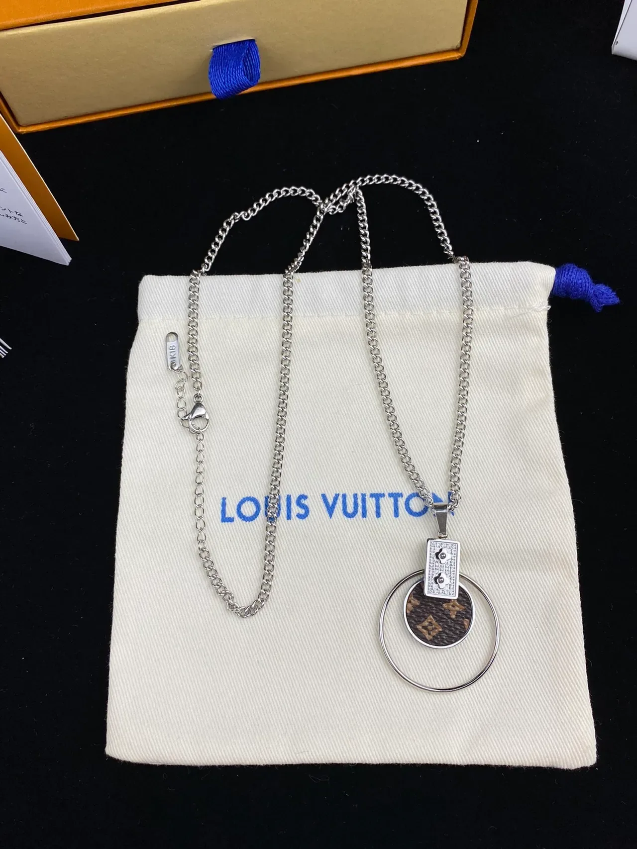 Collar rectángulo cristal-embellished Louis Vuitton Monogram Circle Gold Silver Canvas Pendant 2