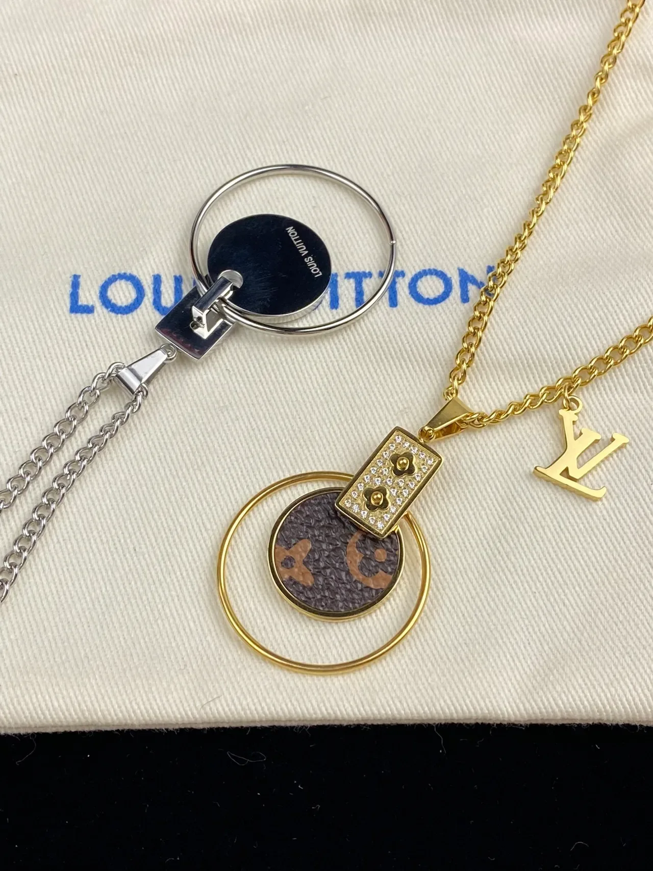 Collar rectángulo cristal-embellished Louis Vuitton Monogram Circle Gold Silver Canvas Pendant 4