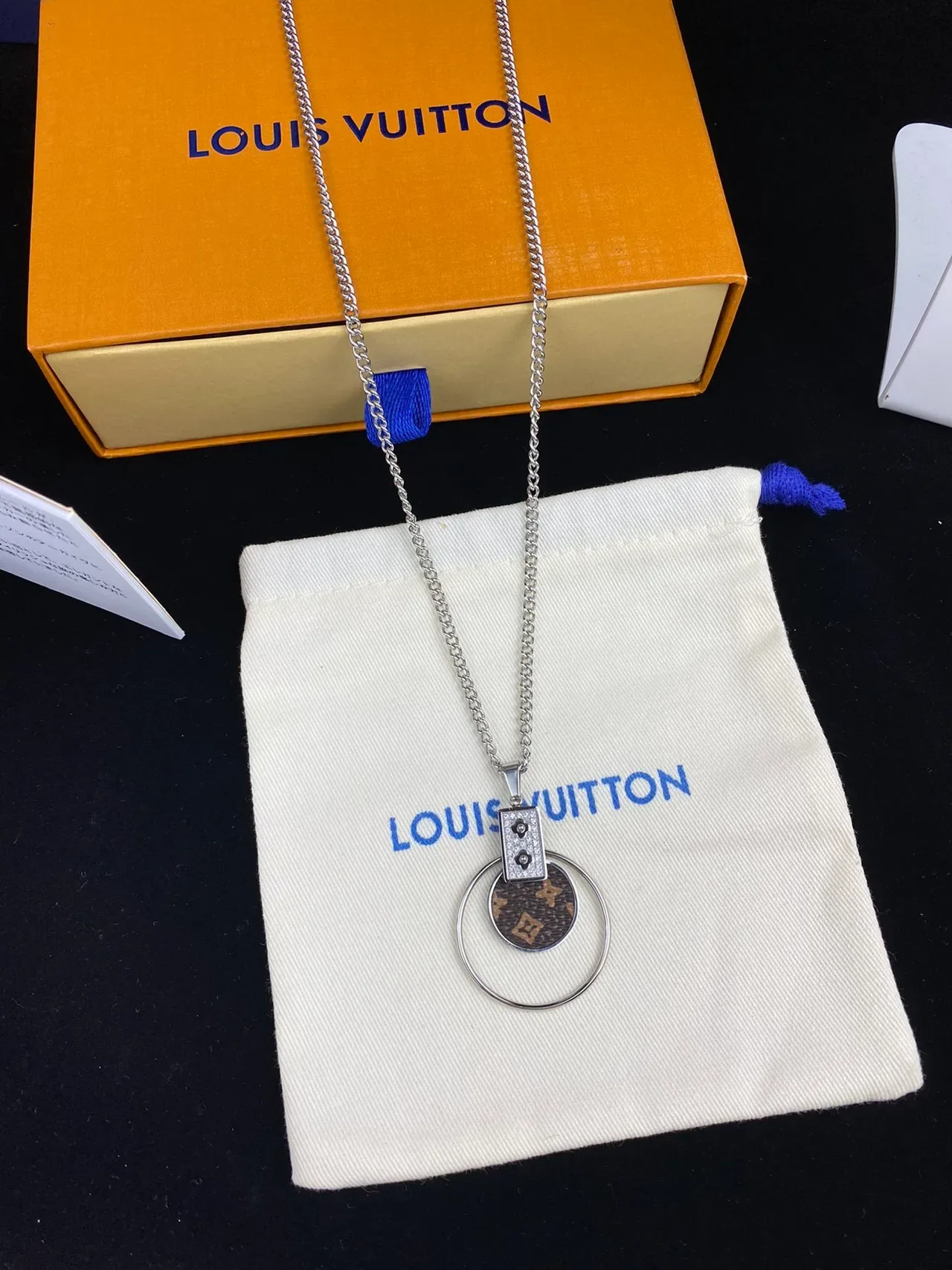 Collar rectángulo cristal-embellished Louis Vuitton Monogram Circle Gold Silver Canvas Pendant 5