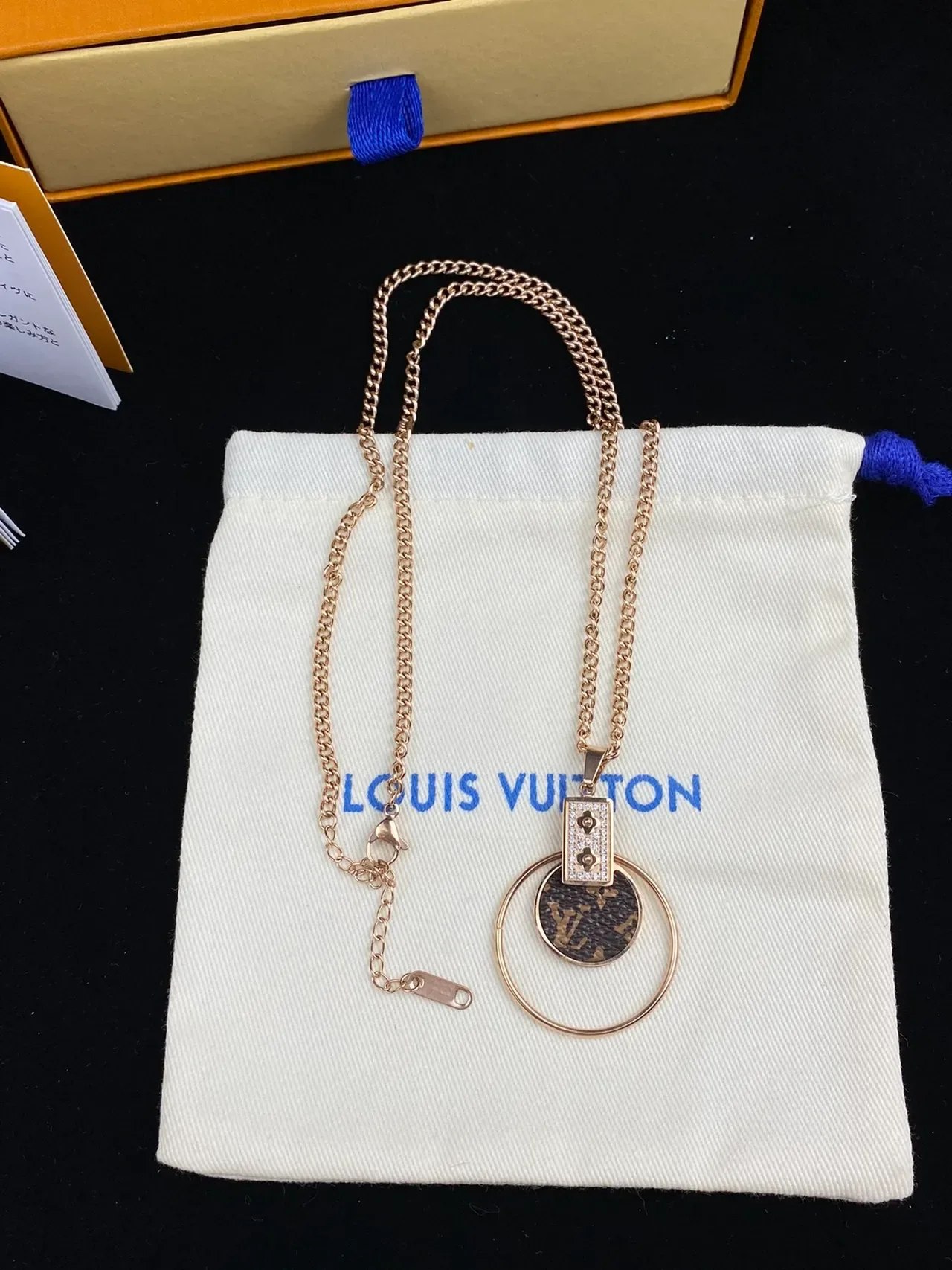 Collar rectángulo cristal-embellished Louis Vuitton Monogram Circle Gold Silver Canvas Pendant 7