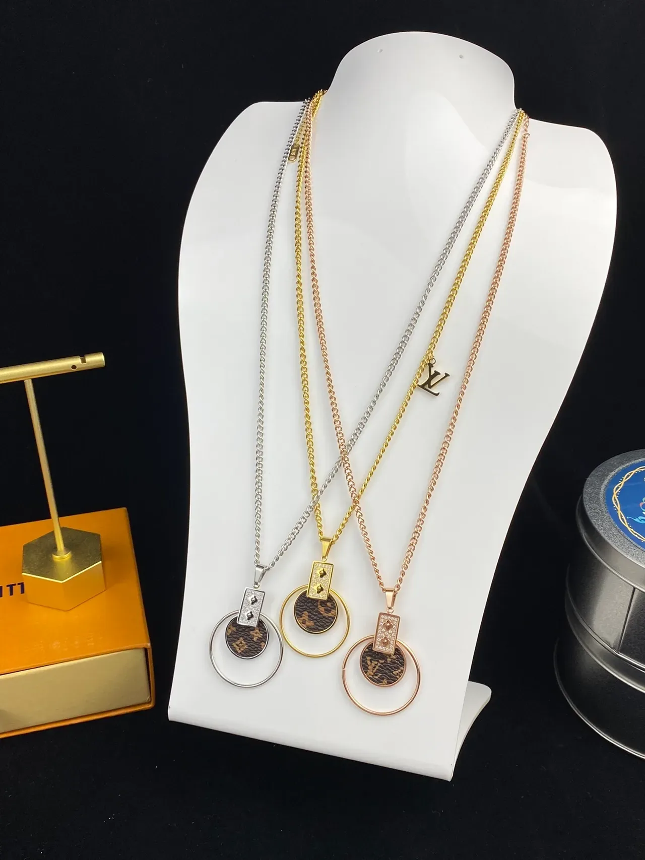 Collar rectángulo cristal-embellished Louis Vuitton Monogram Circle Gold Silver Canvas Pendant 8
