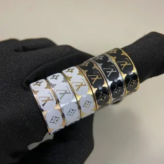 Louis Vuitton Monogram এনামেল রিং সাদা এবং কালো ওয়াইড-ব্যান্ড রিংস