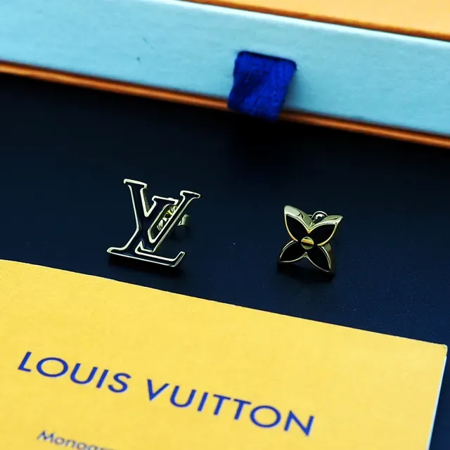 Louis Vuitton Monogram Flower অ্যাসিমেট্রিক্যাল এনামেল স্টাড ইয়ারিংস 2