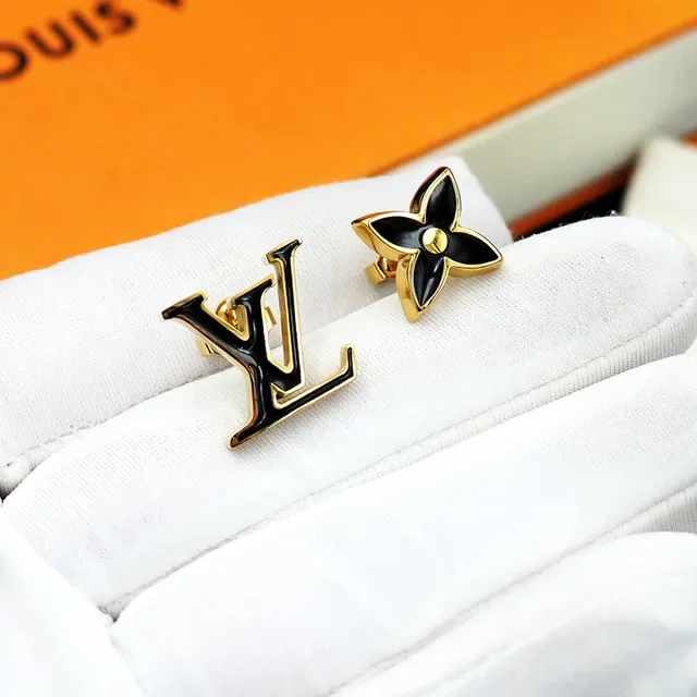 Louis Vuitton Monogram Flower অ্যাসিমেট্রিক্যাল এনামেল স্টাড ইয়ারিংস 3
