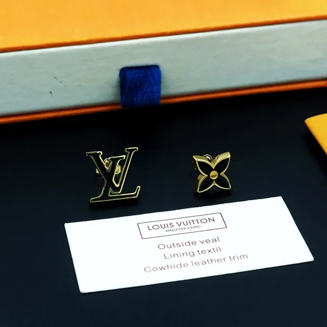 Louis Vuitton Monogram Flower অ্যাসিমেট্রিক্যাল এনামেল স্টাড ইয়ারিংস 4