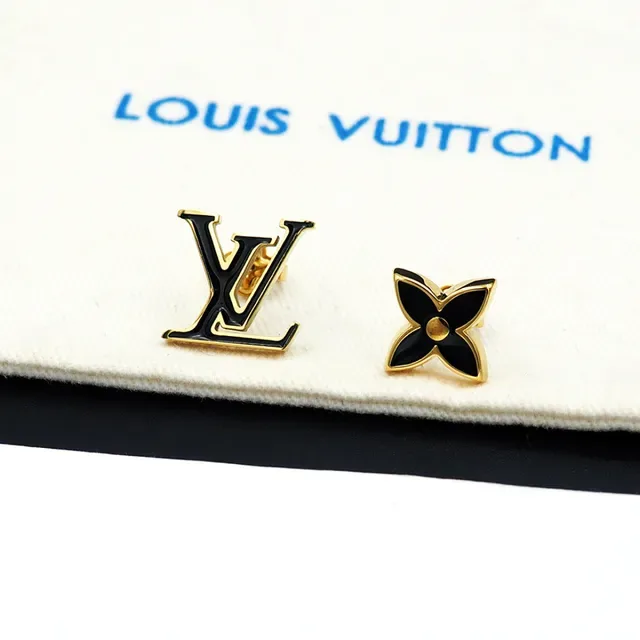 Louis Vuitton Monogram Flower অ্যাসিমেট্রিক্যাল এনামেল স্টাড ইয়ারিংস 5