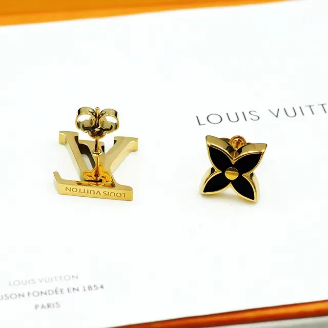 Louis Vuitton Monogram Flower অ্যাসিমেট্রিক্যাল এনামেল স্টাড ইয়ারিংস 8