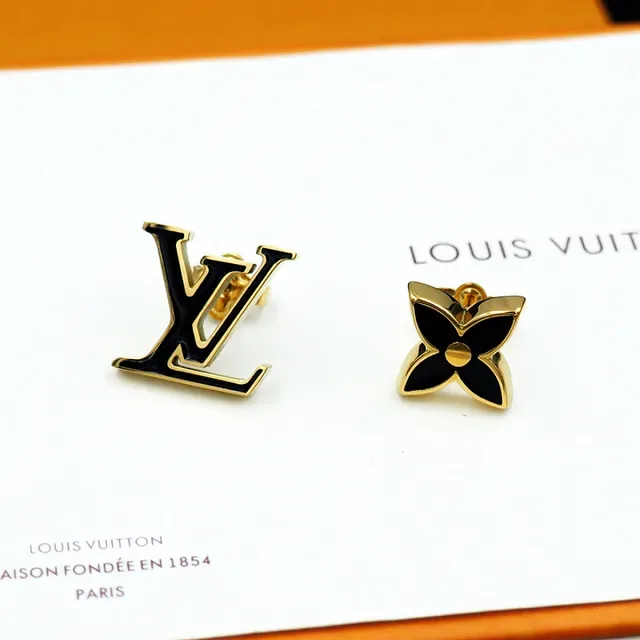 Louis Vuitton Monogram Flower অ্যাসিমেট্রিক্যাল এনামেল স্টাড ইয়ারিংস 9