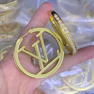 Louis Vuitton Monogram حلق ذهبي معدن أبيض لوجو مفتوح حلقان