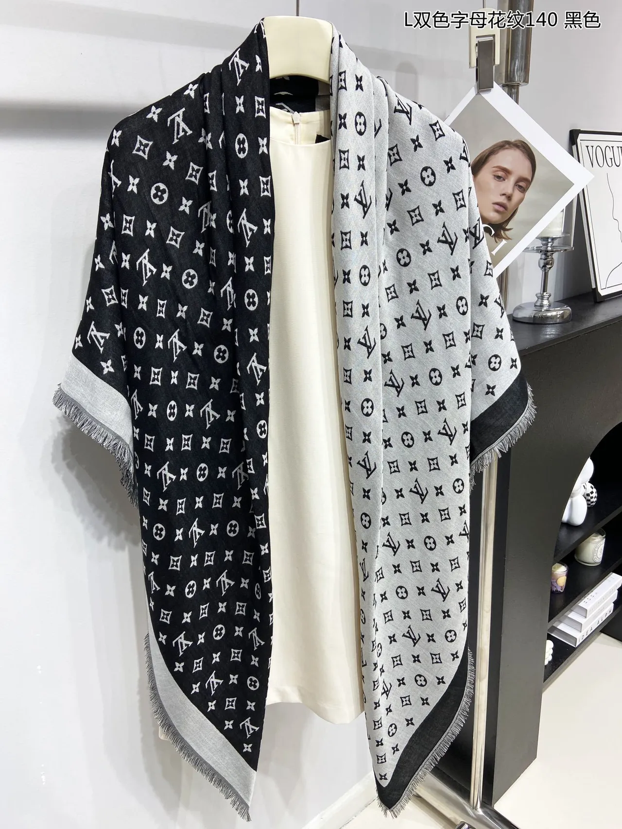 Louis Vuitton Monogram Écharpe de soie réversible à franges 3