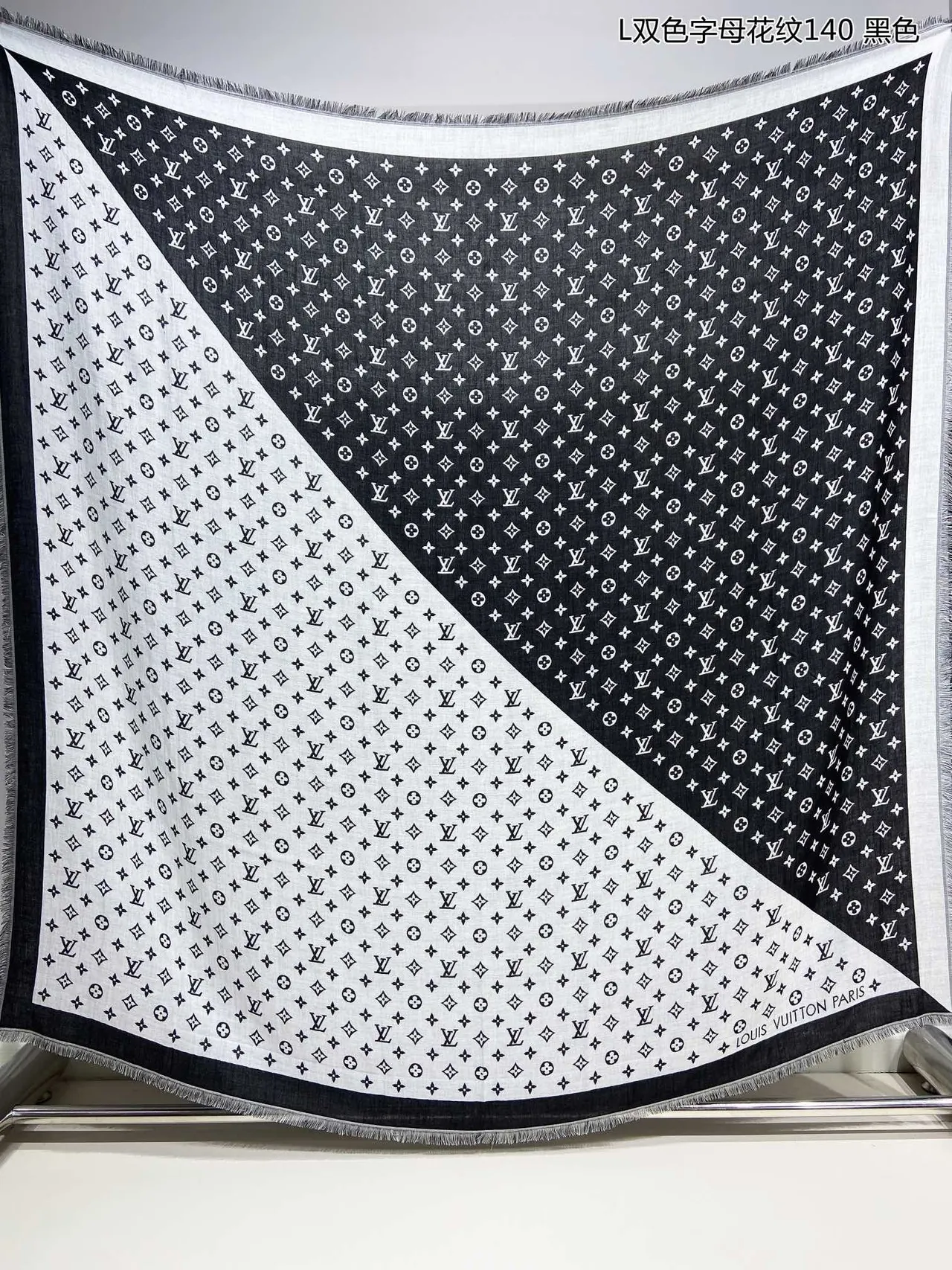Louis Vuitton Monogram Écharpe de soie réversible à franges 5