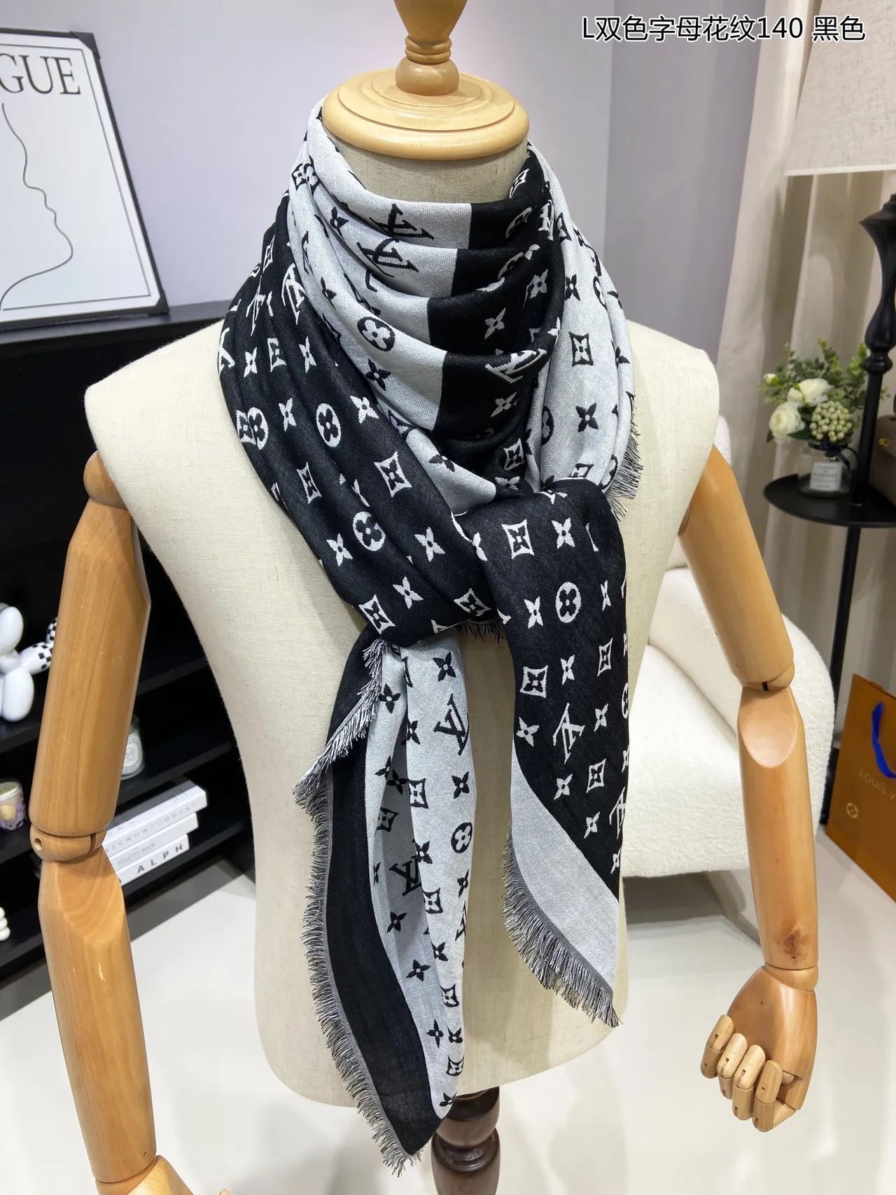 Louis Vuitton Monogram Écharpe de soie réversible à franges 2