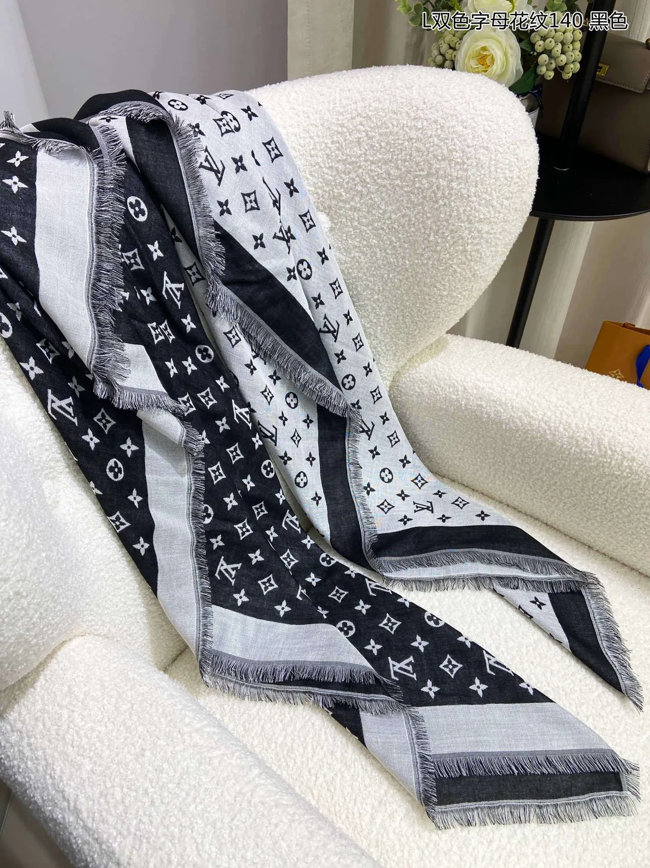 Louis Vuitton Monogram Écharpe de soie réversible à franges 6