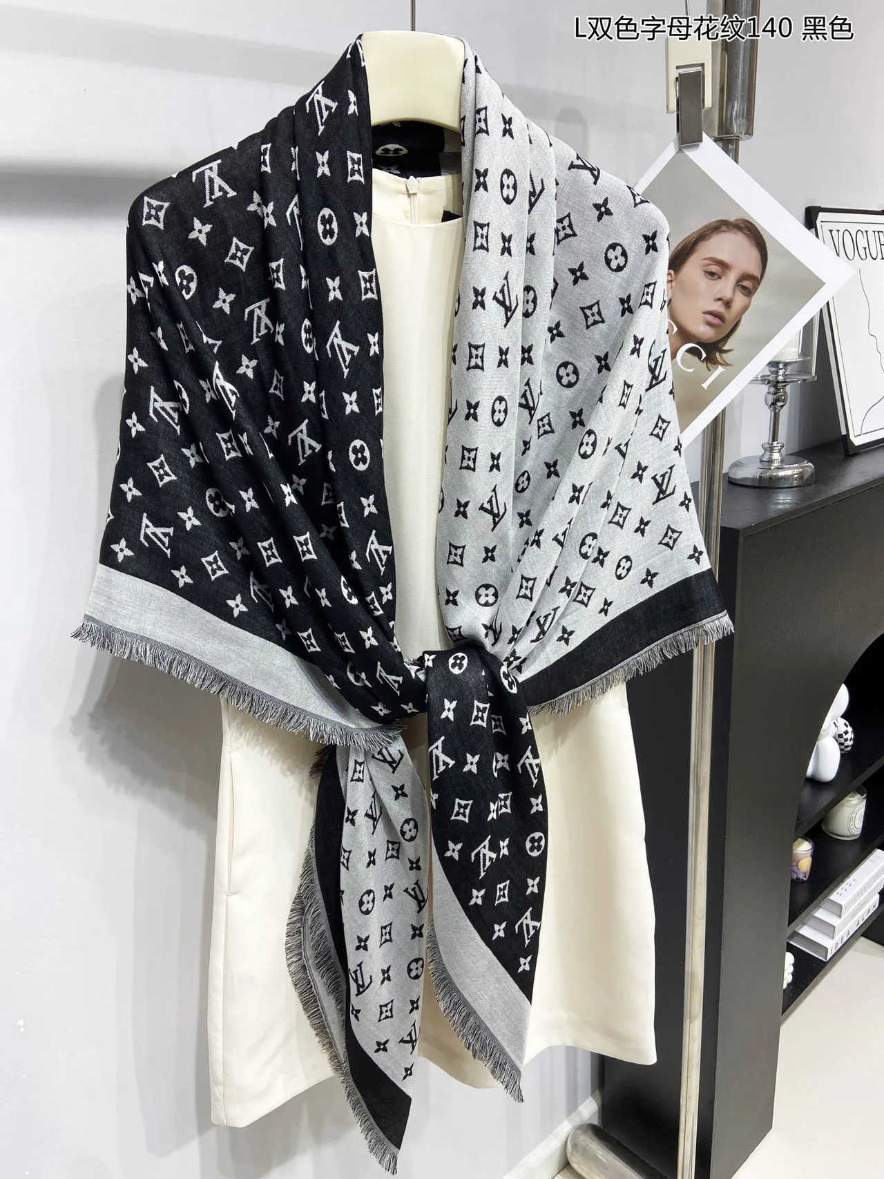 Louis Vuitton Monogram Écharpe de soie réversible à franges 8