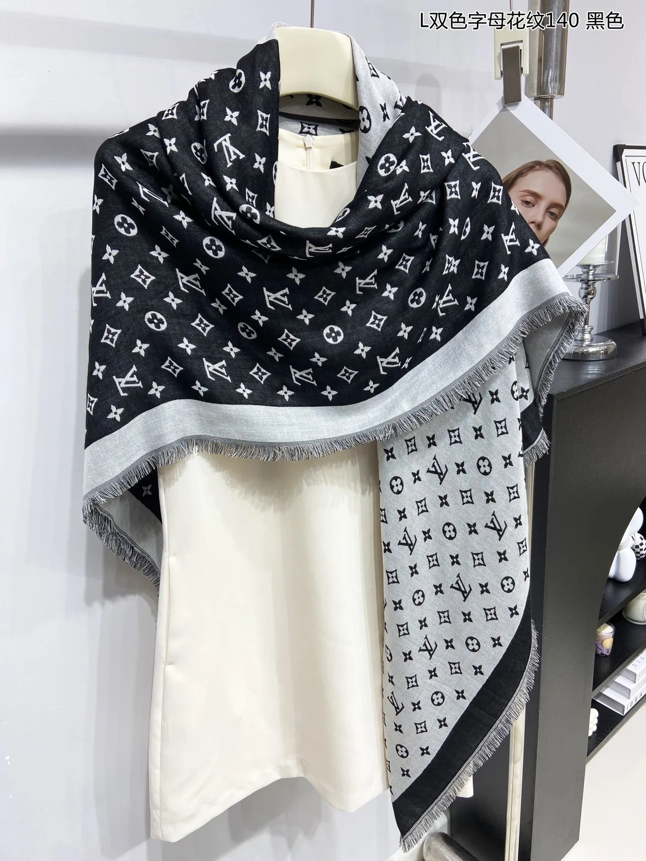 Louis Vuitton Monogram Écharpe de soie réversible à franges 9