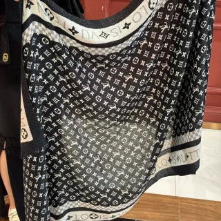 Louis Vuitton Monogram Shine काला और सफेद रीशम स्कार्फ