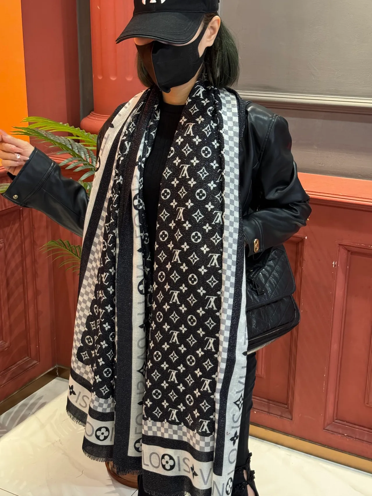Louis Vuitton Monogram Shine cachecol de seda preto e branco 3
