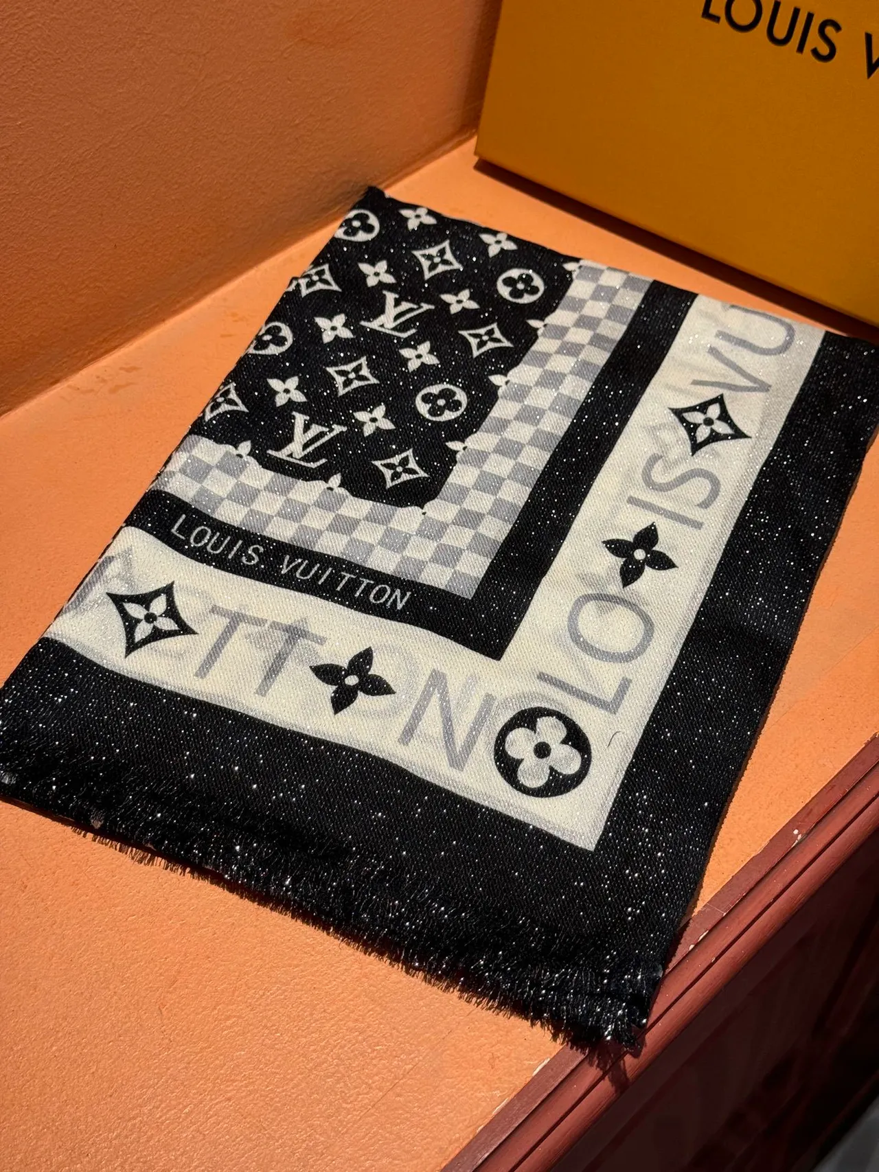 Louis Vuitton Monogram Shine cachecol de seda preto e branco 6