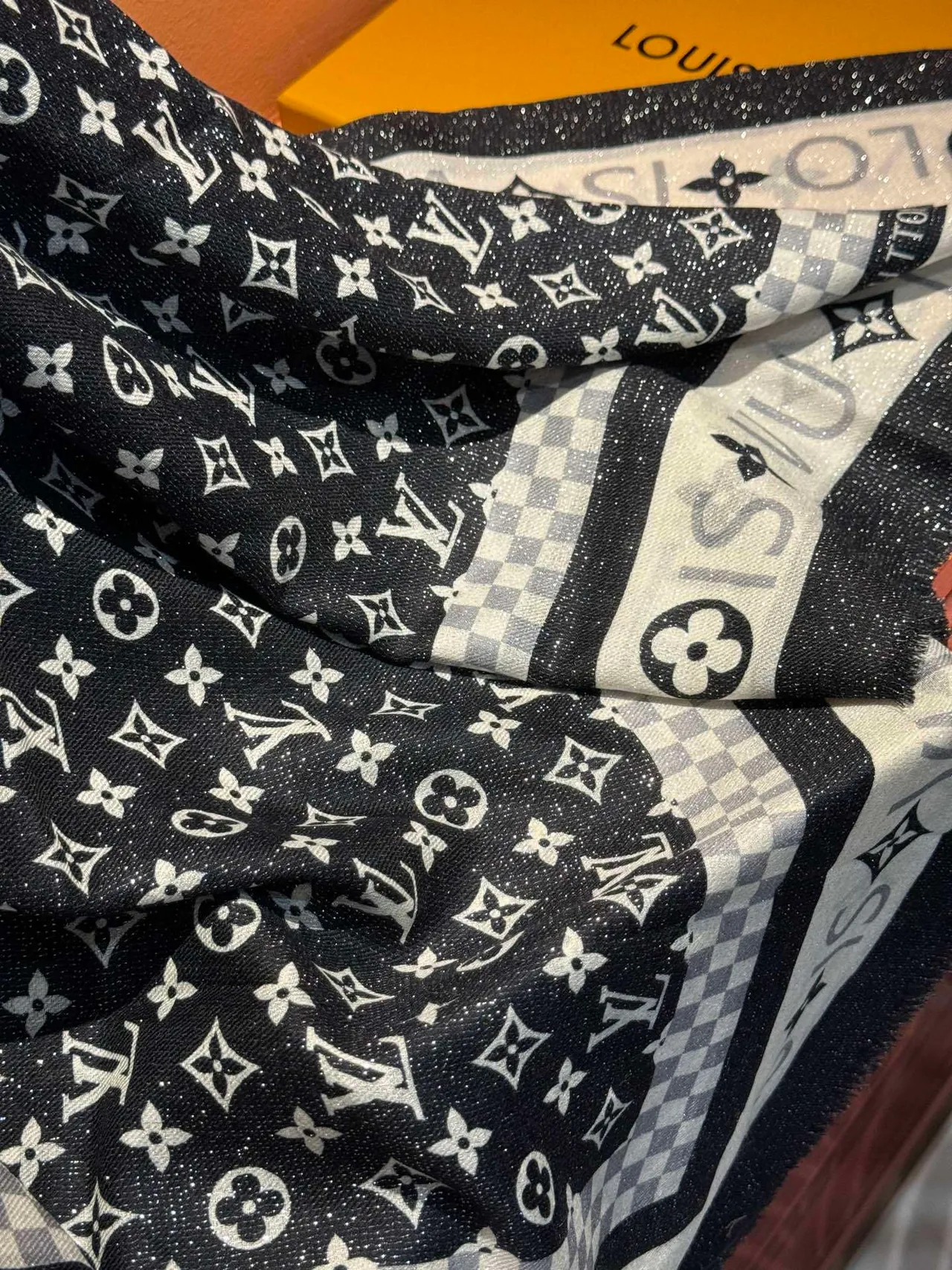 Louis Vuitton Monogram Shine cachecol de seda preto e branco 7
