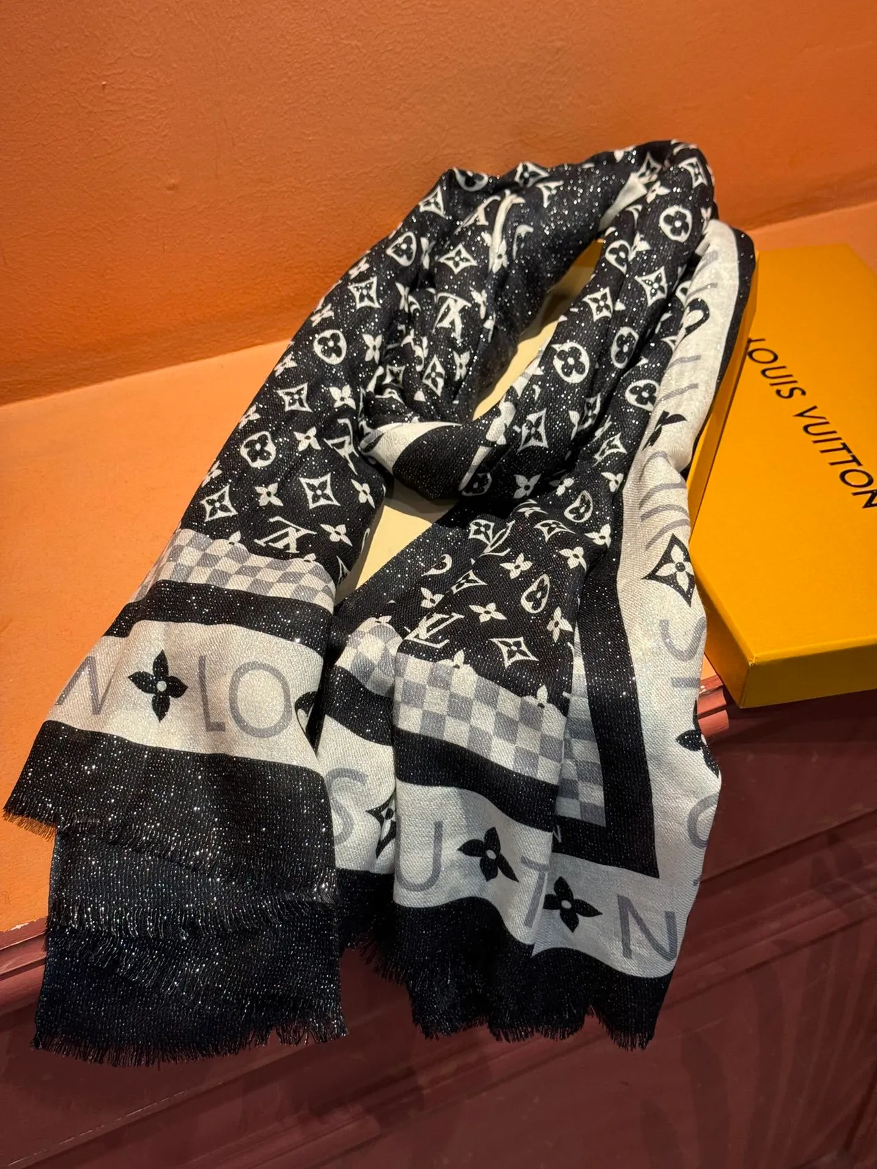 Louis Vuitton Monogram Shine cachecol de seda preto e branco 8