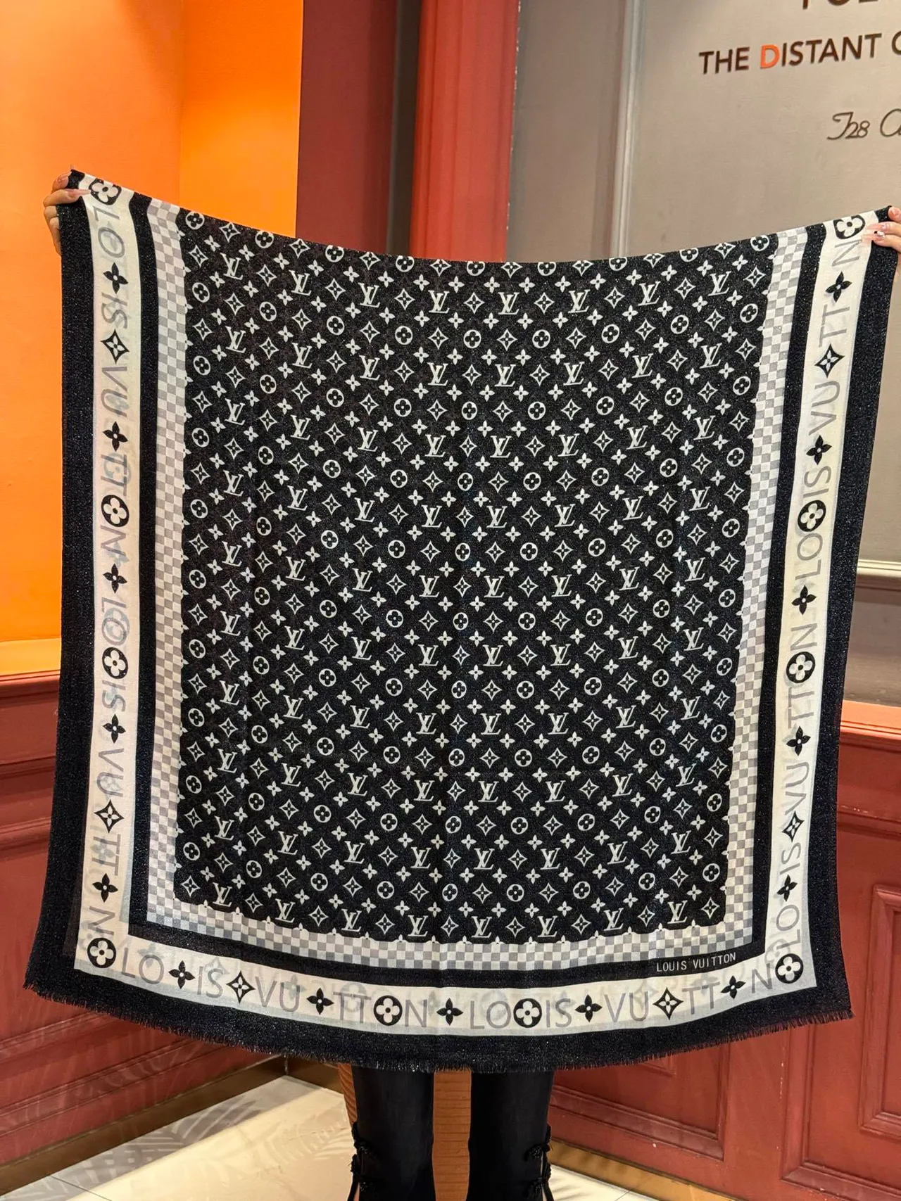 Louis Vuitton Monogram Shine cachecol de seda preto e branco 9