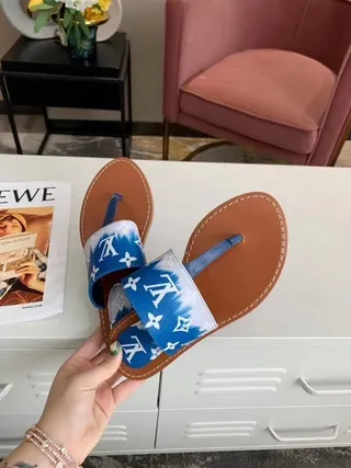 Louis Vuitton মনোগ্রাম টাই-ডাই থং স্লাইড ক্যাজুয়াল স্যান্ডেল 3