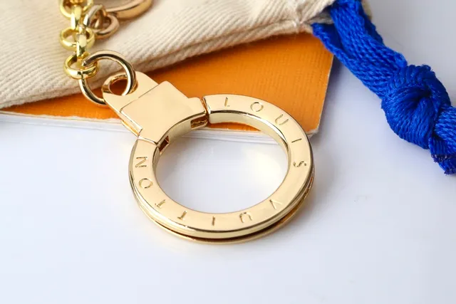 Louis Vuitton Multi-Charms سلسلة مفاتيح معدن ذهبي قلادة سوار 2