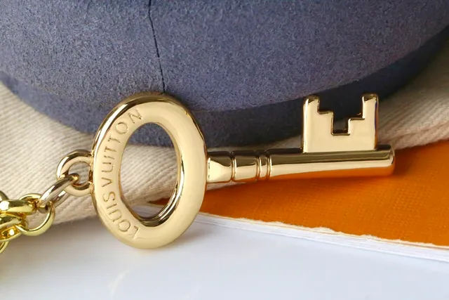 Louis Vuitton Multi-Charms سلسلة مفاتيح معدن ذهبي قلادة سوار 5