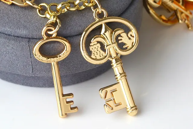Louis Vuitton Multi-Charms سلسلة مفاتيح معدن ذهبي قلادة سوار 6
