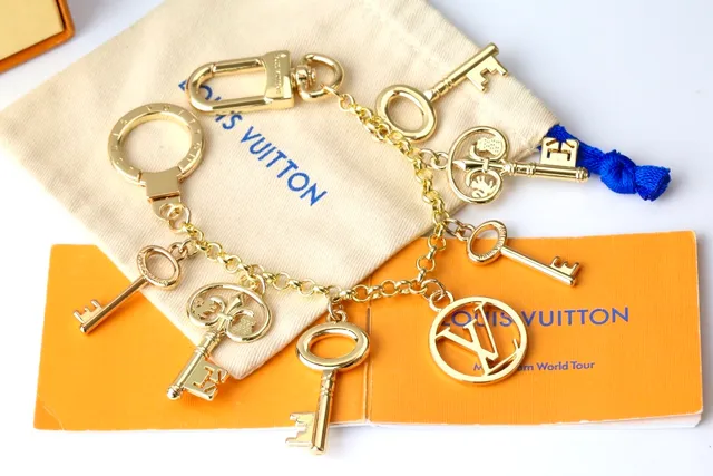 Louis Vuitton Multi-Charms سلسلة مفاتيح معدن ذهبي قلادة سوار 7