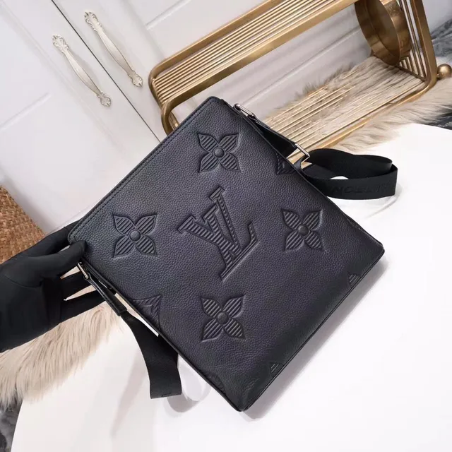 Louis Vuitton OnTheGo Black Embossed Monogram গঠিত আয়তাকার সিলহুয়েট মেসেঞ্জার ব্যাগ 2