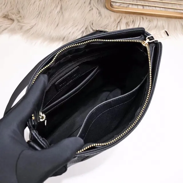 Louis Vuitton OnTheGo Black Embossed Monogram গঠিত আয়তাকার সিলহুয়েট মেসেঞ্জার ব্যাগ 4