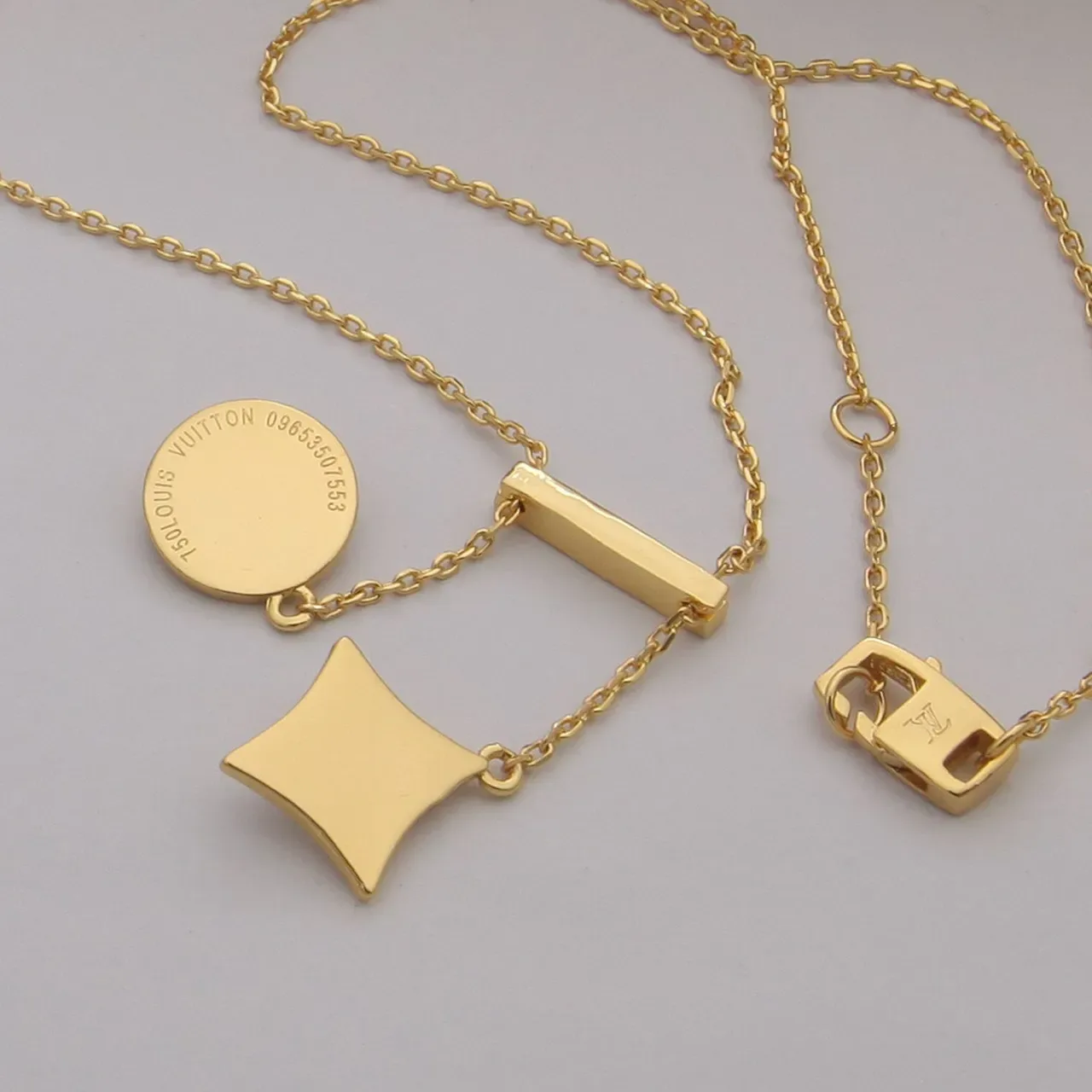 Colliers Louis Vuitton en cristal pavé avec charms quatrefoil et étoile 2