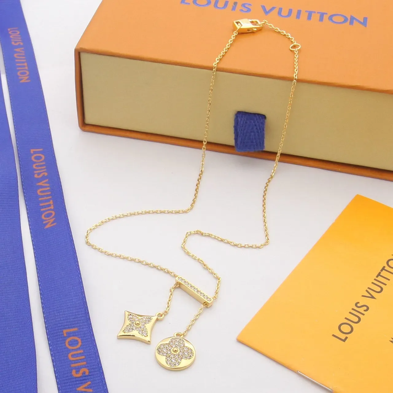 Colliers Louis Vuitton en cristal pavé avec charms quatrefoil et étoile 3