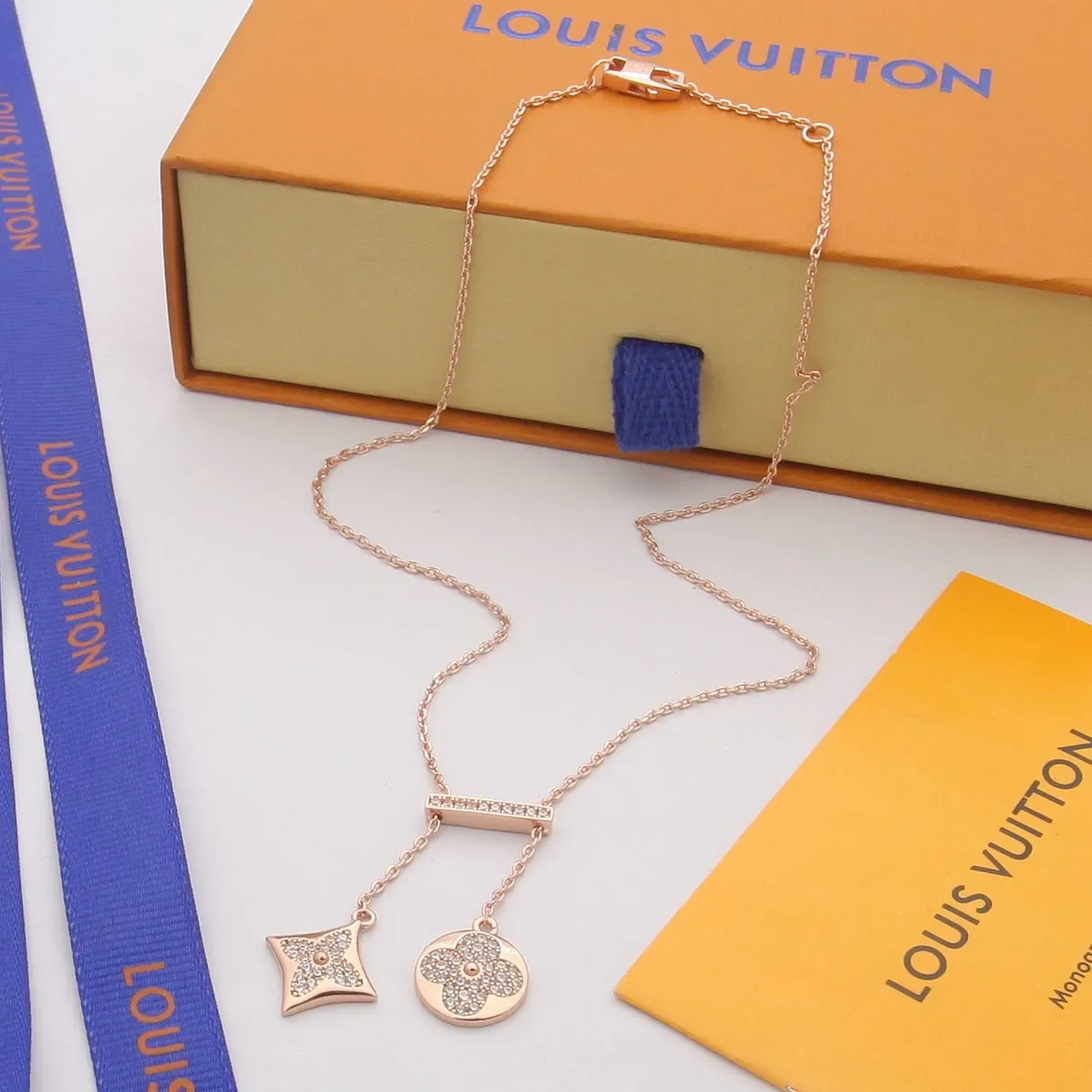 Colliers Louis Vuitton en cristal pavé avec charms quatrefoil et étoile 4