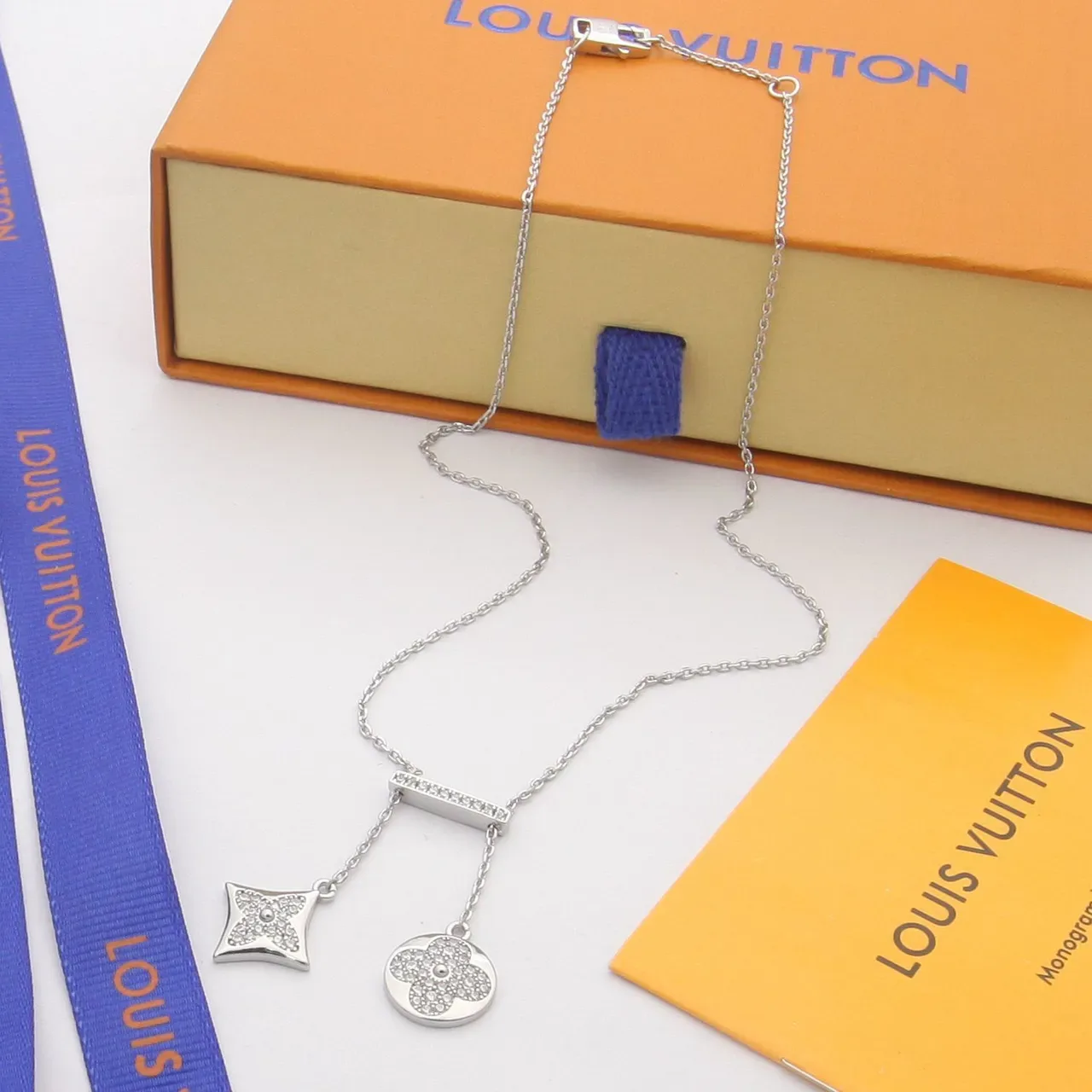 Colliers Louis Vuitton en cristal pavé avec charms quatrefoil et étoile 5