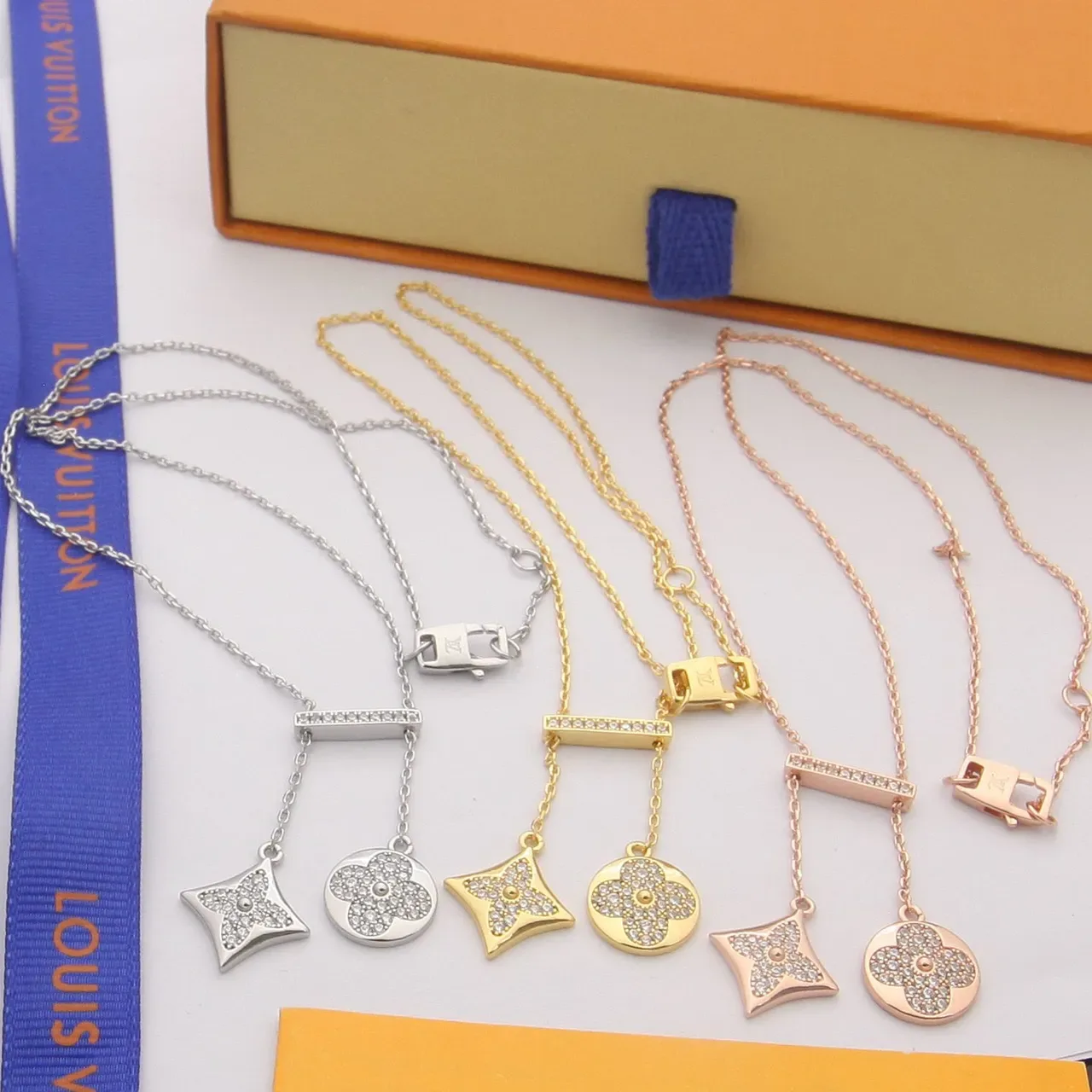 Colliers Louis Vuitton en cristal pavé avec charms quatrefoil et étoile 6