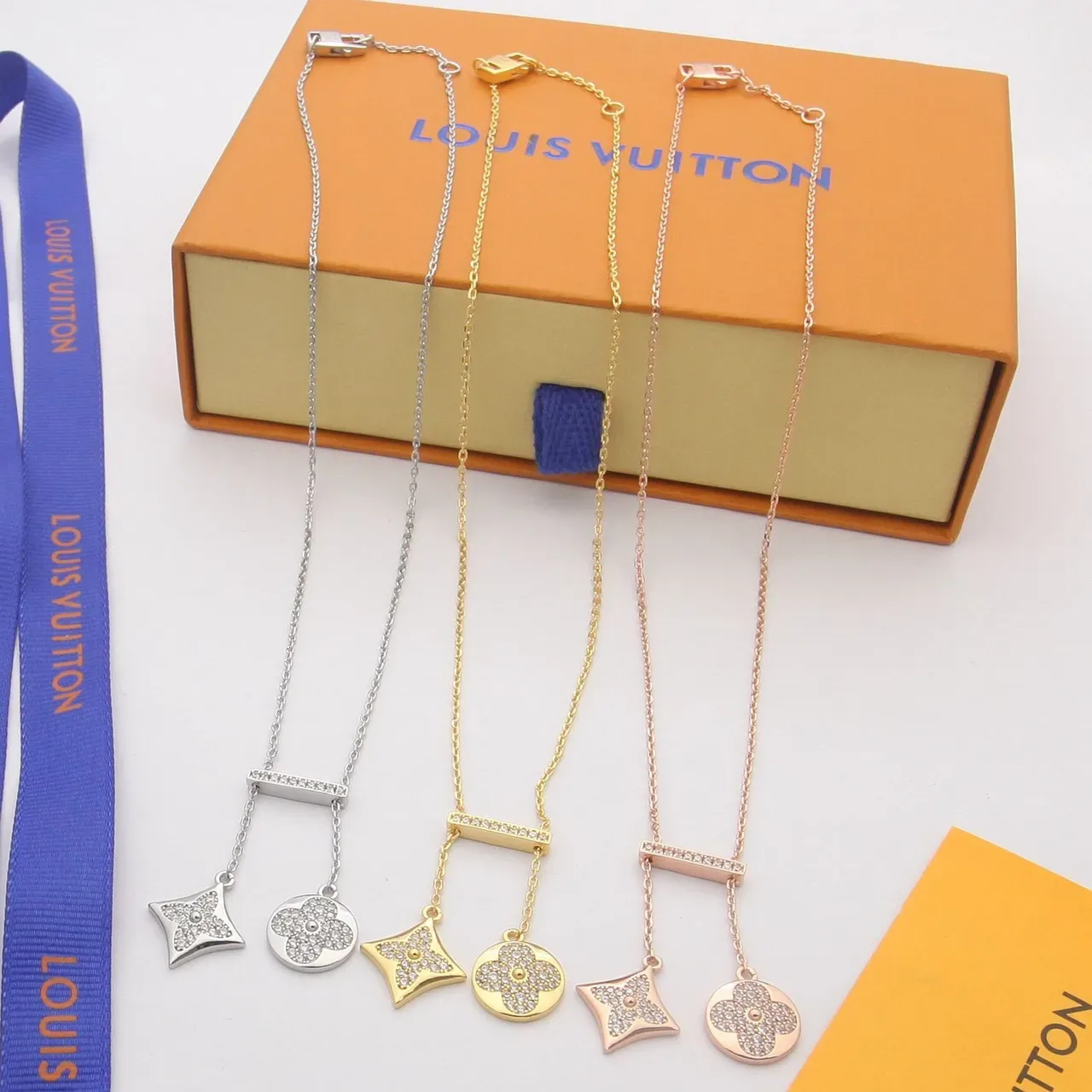 Colliers Louis Vuitton en cristal pavé avec charms quatrefoil et étoile 7