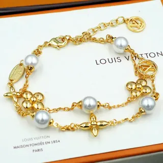 Pulsera Louis Vuitton Pearl y Monograma Charm Tono Dorado