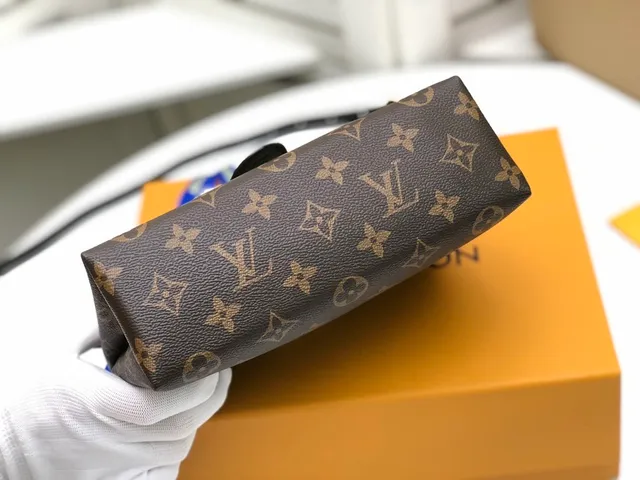 Louis Vuitton Petite Malle Monogram Canvas भूरा और काला टोट बैग 9