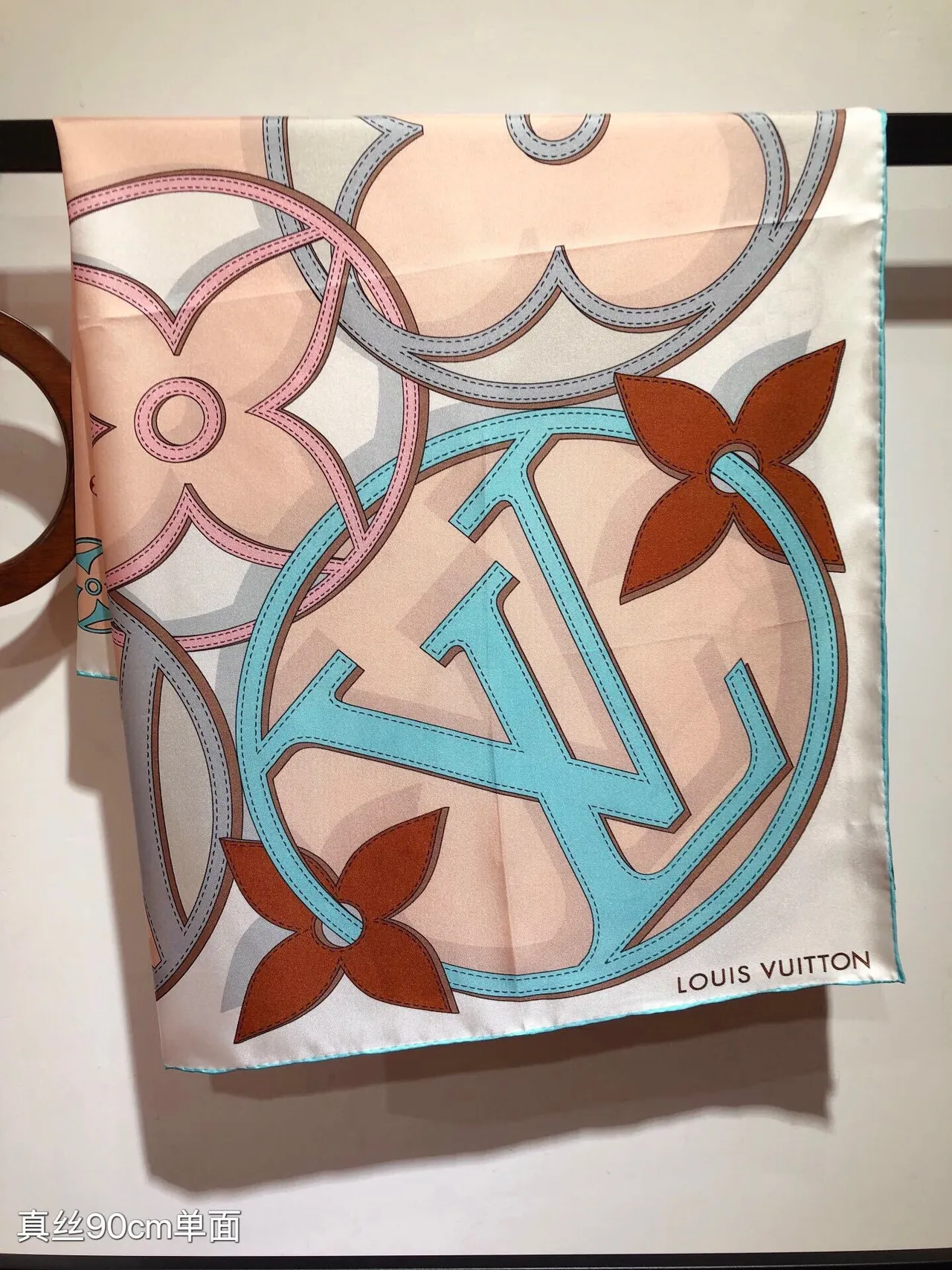 路易威登粉蓝色方形印花莫诺格拉姆丝巾 8
