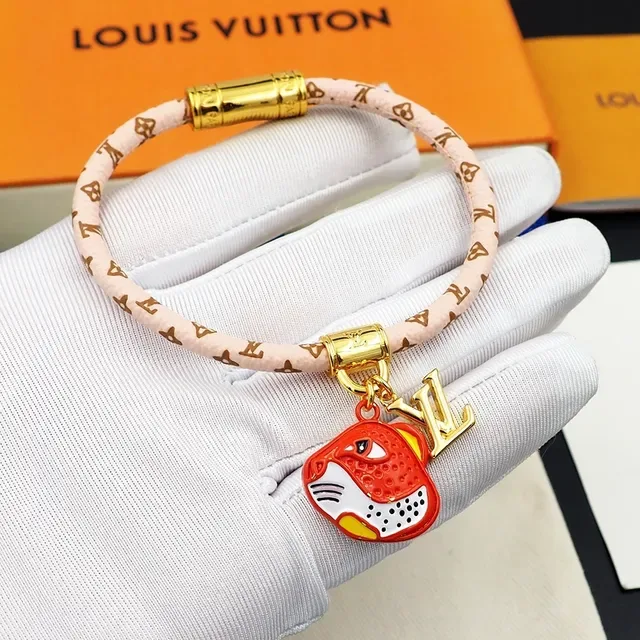 Louis Vuitton Pulseira com Faixa de Monograma Trançada em Ouro Rosa com Charme de Tigre Esmaltado 3