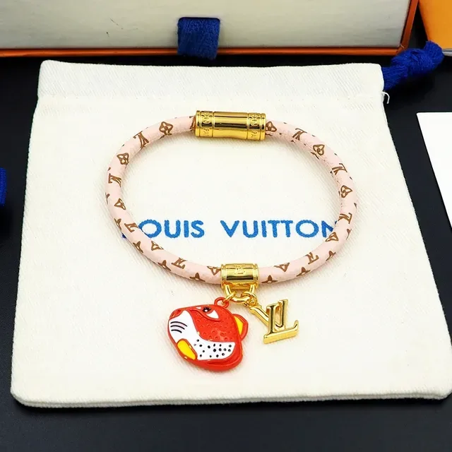 Louis Vuitton Pulseira com Faixa de Monograma Trançada em Ouro Rosa com Charme de Tigre Esmaltado 4